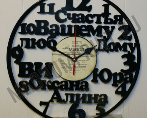 Настенные часы изготовлены из виниловой пластинки на фрезерно-гравировальном станке с ЧПУ